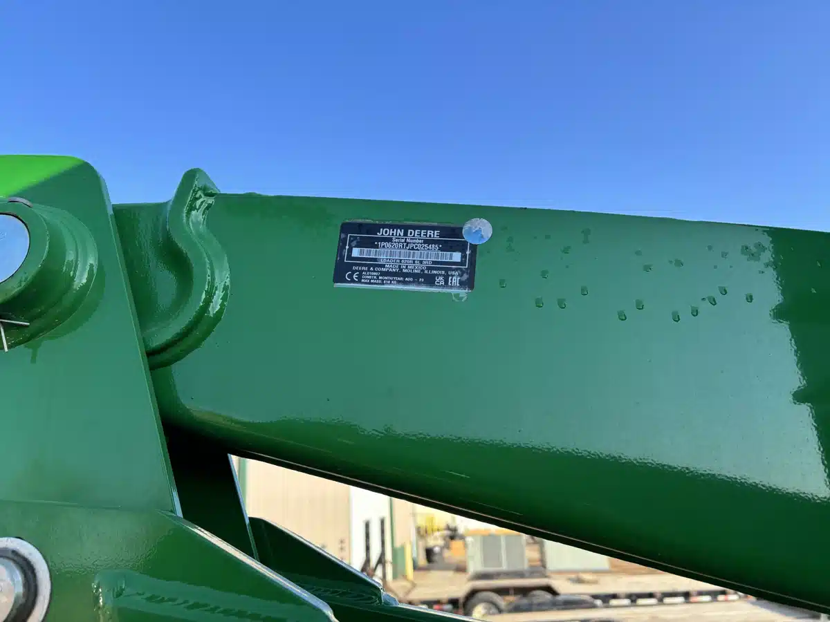 Photo de la Galerie 2 pour 2023 John Deere 620 Tracteur avec chargeur