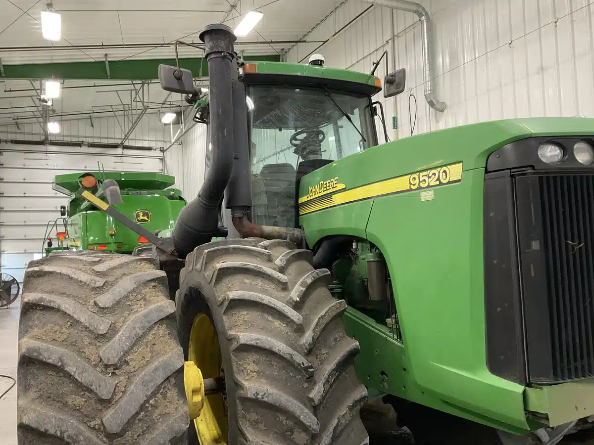 Photo de la Galerie 2 pour 2004 John Deere 9520 Tracteur