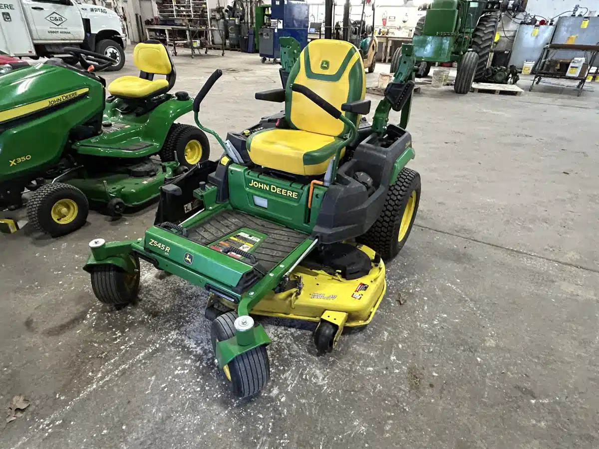 Photo de la Galerie 2 pour 2022 John Deere Z545R Tondeuse à rayon de braquage zéro