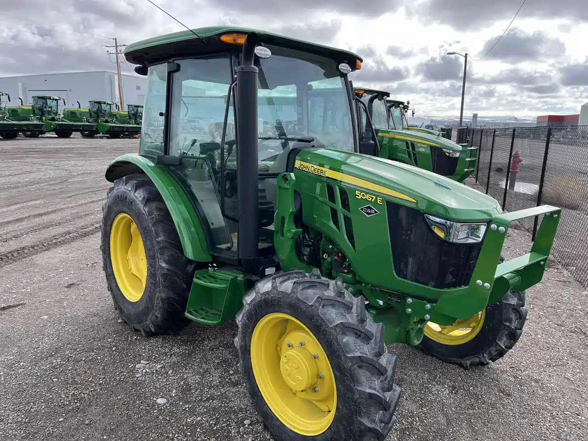 Photo de la Galerie 1 pour John Deere 5067E Tracteur