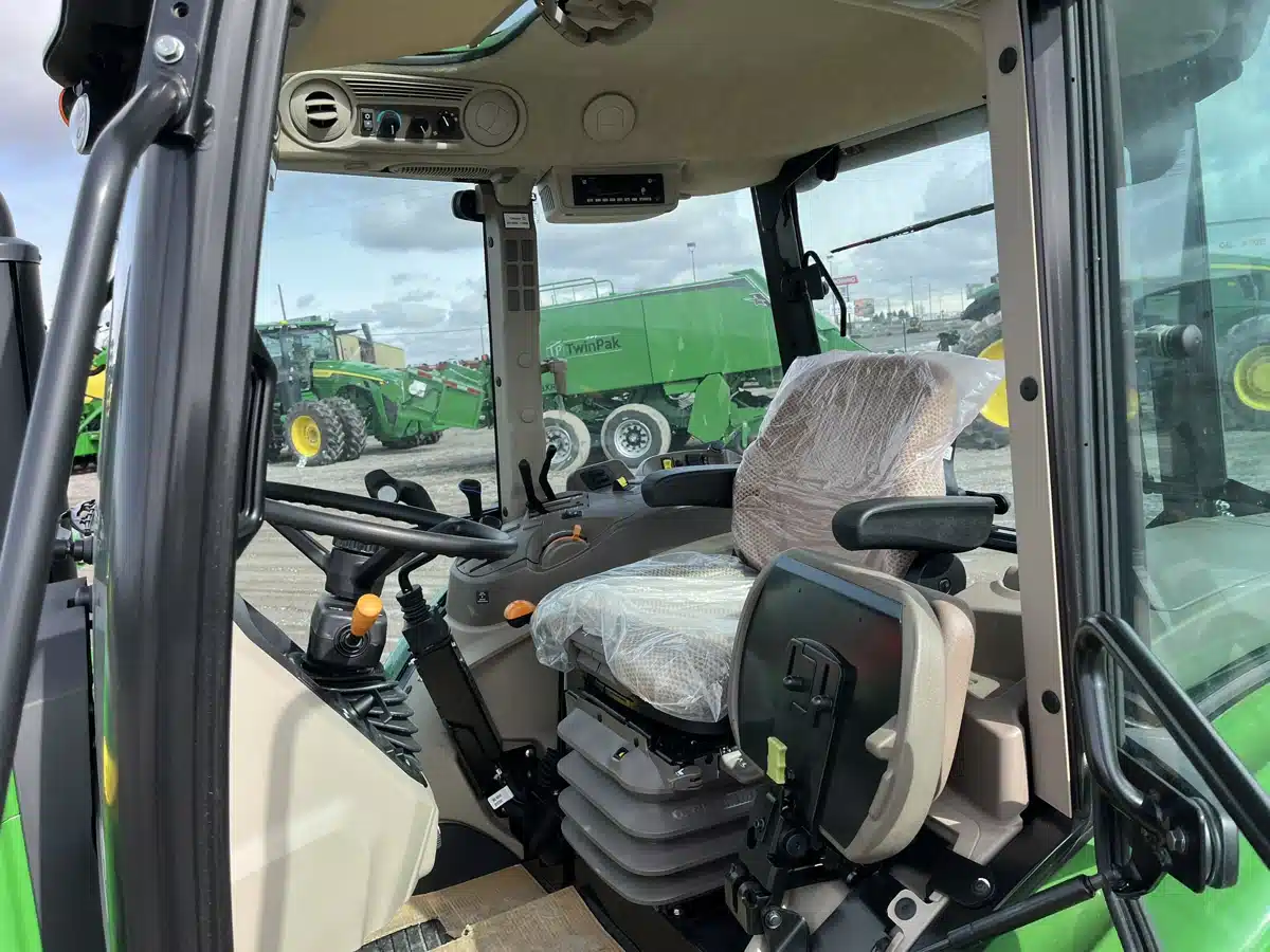 Photo de la Galerie 2 pour John Deere 5067E Tracteur
