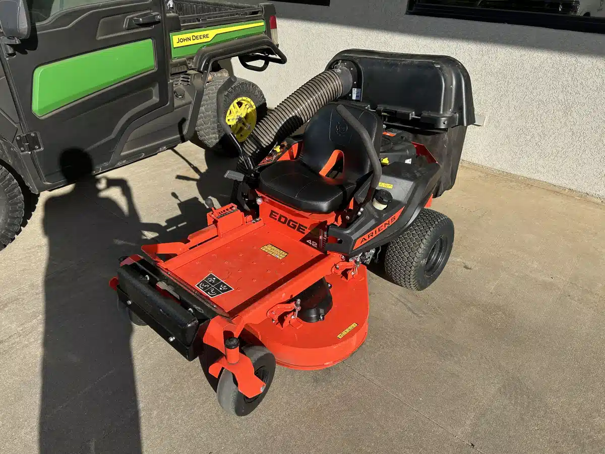 Photo de la Galerie 2 pour 2024 Ariens Edge 42 Briggs Tondeuse à rayon de braquage zéro