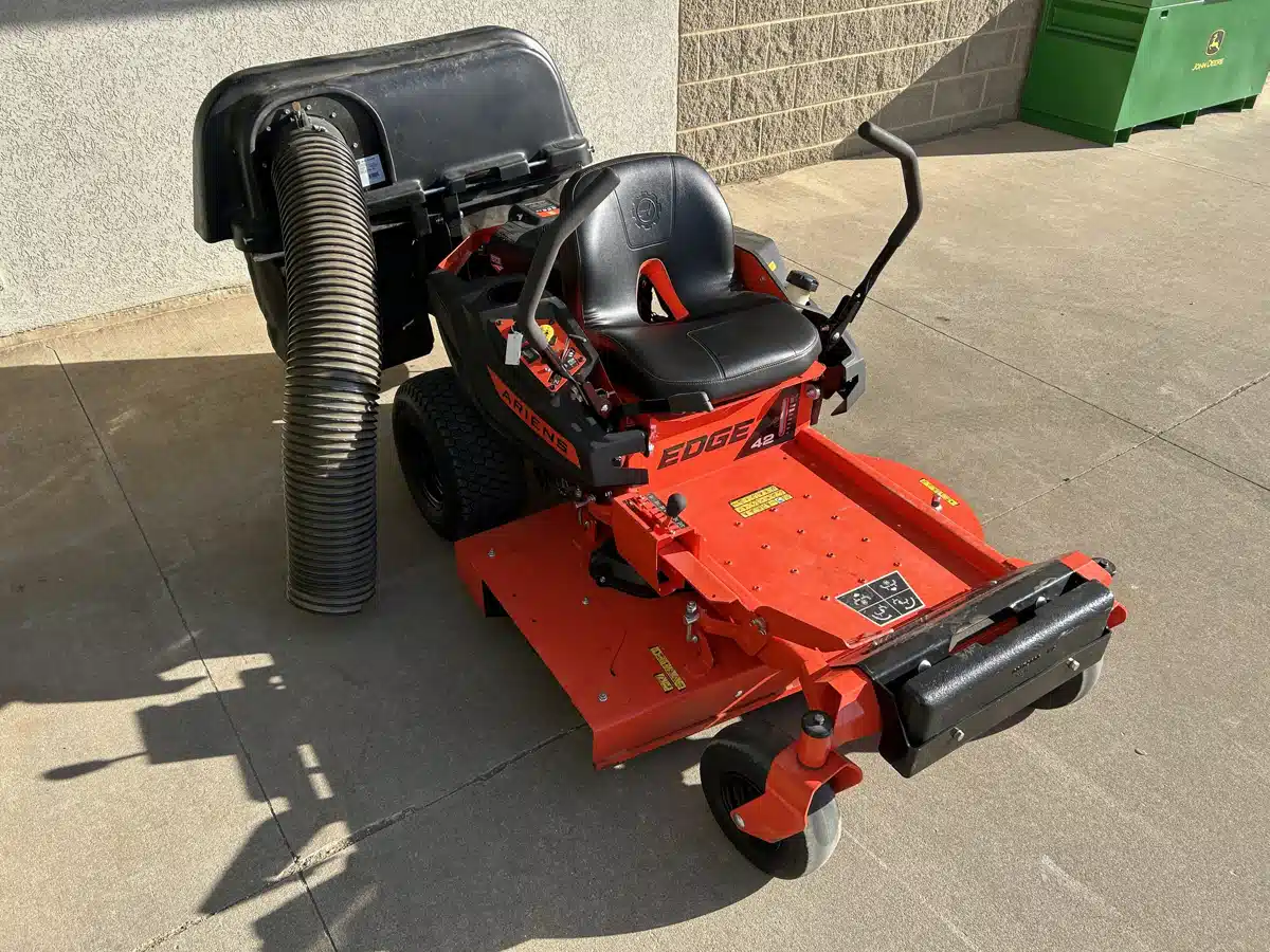 Photo de la Galerie 1 pour 2024 Ariens Edge 42 Briggs Tondeuse à rayon de braquage zéro