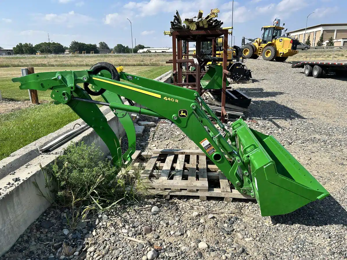 Photo de la Galerie 2 pour 2024 John Deere 440R Nez - Toile/Tapis