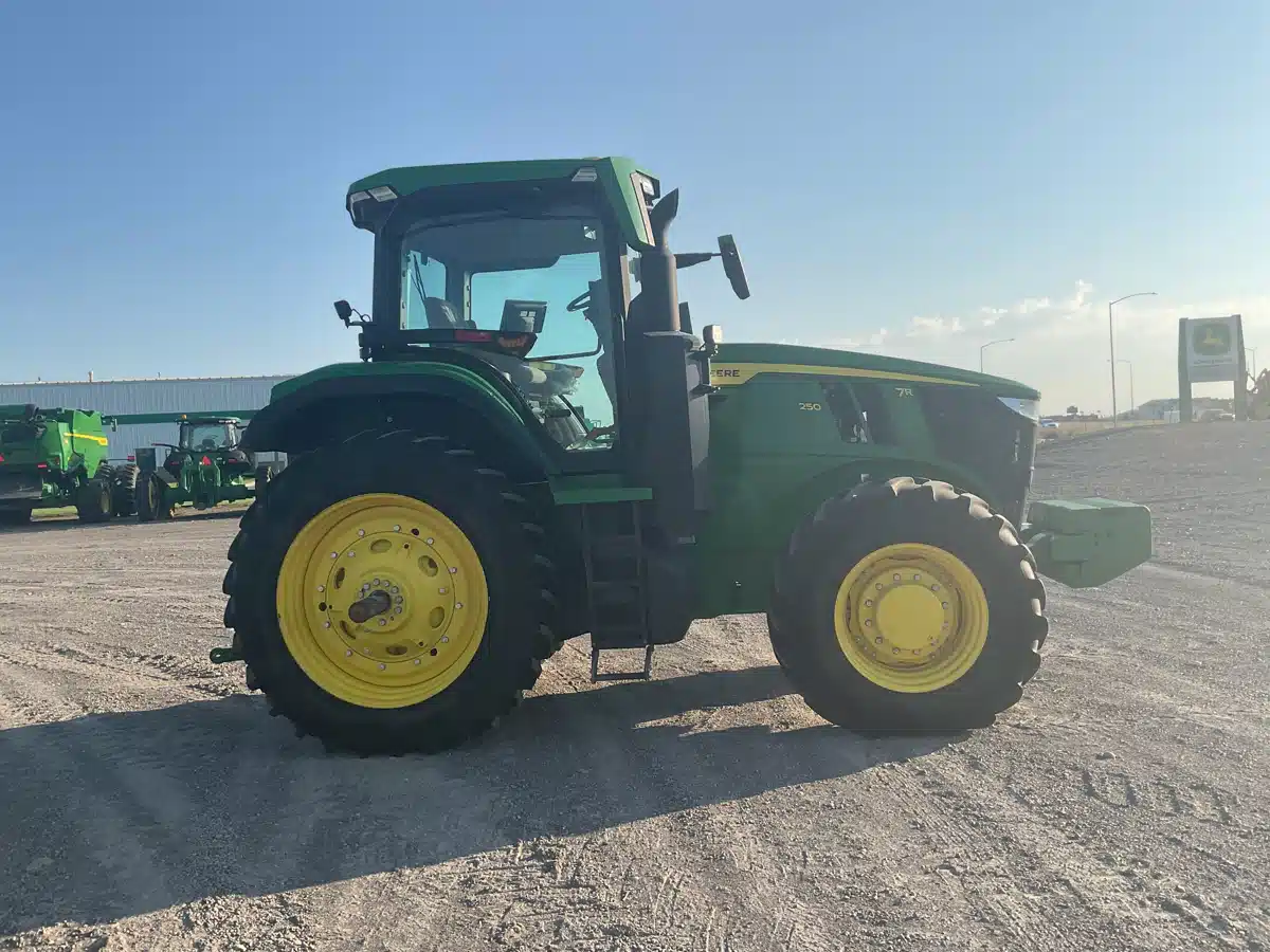 Gallery image 1 for 2024 John Deere 7R 250 Tractor