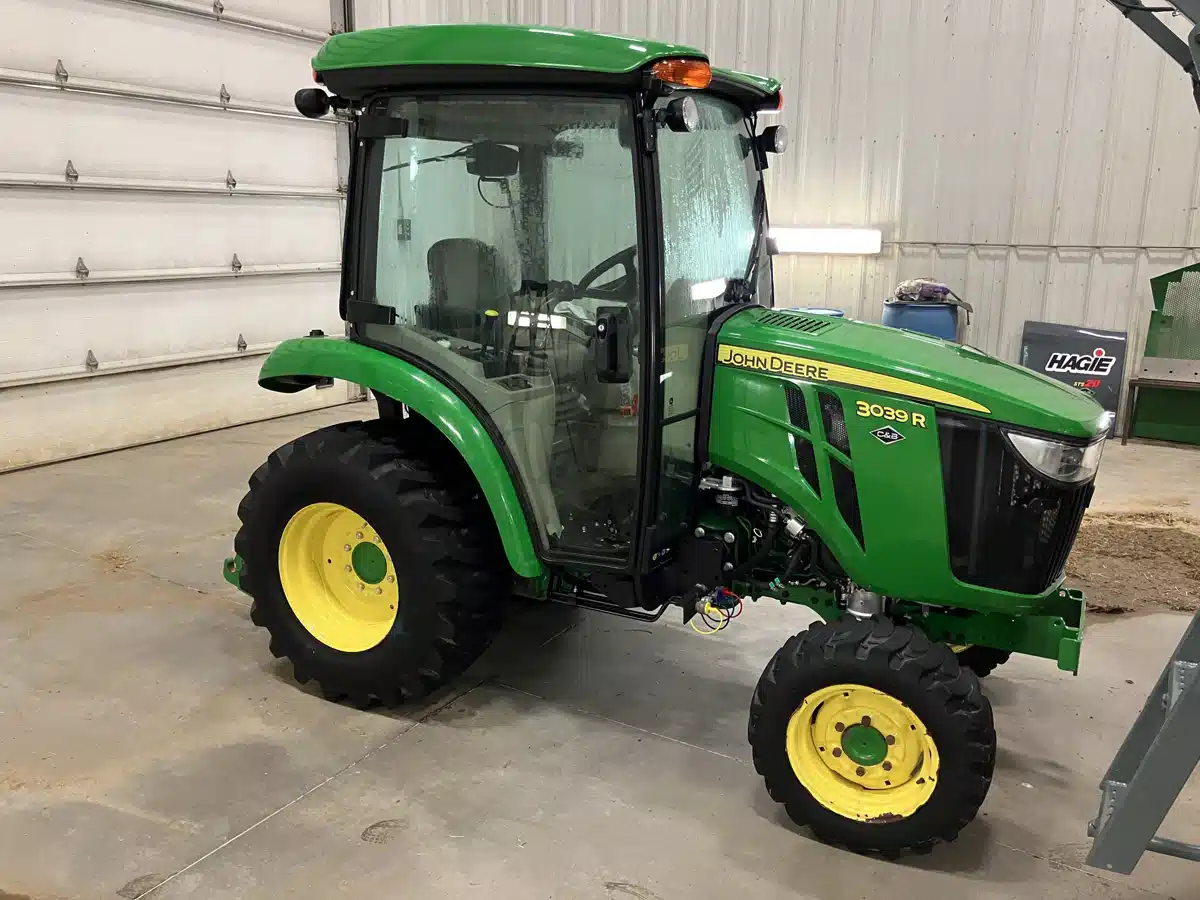 Gallery image 1 for 2022 John Deere 3039R Tractor