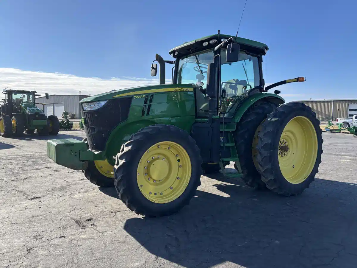 Photo de la Galerie 1 pour 2011 John Deere 7200R Tracteur