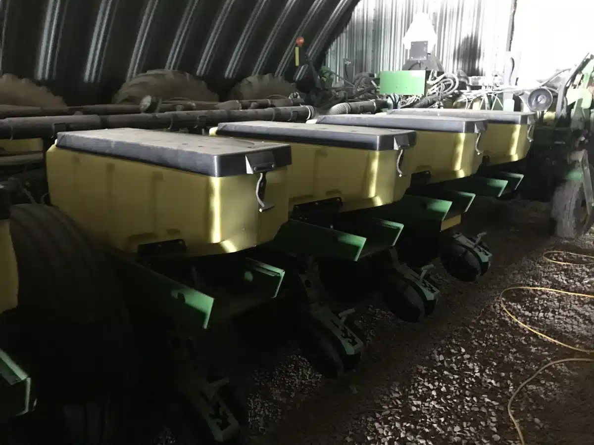 Gallery image 2 for 2005 John Deere 1770NT Planter