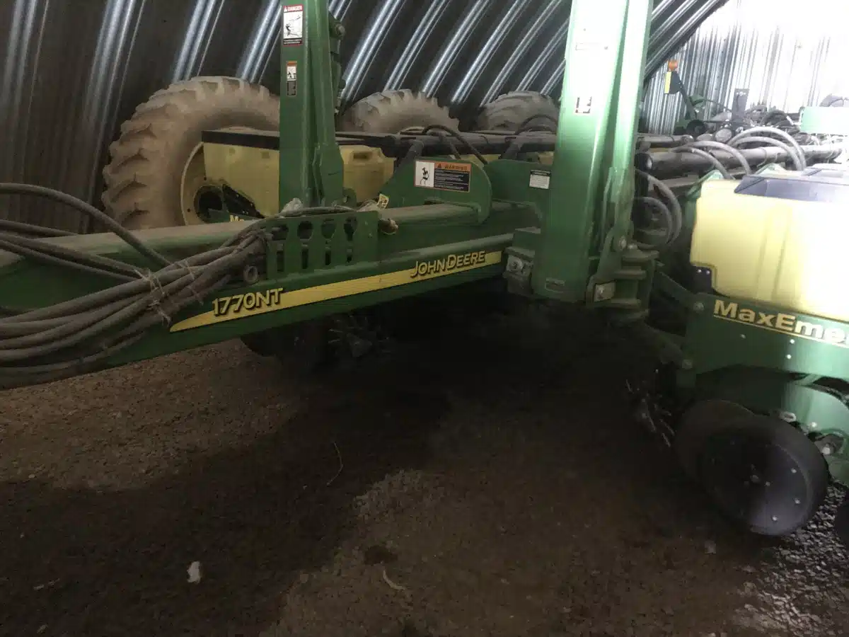 Gallery image 1 for 2005 John Deere 1770NT Planter