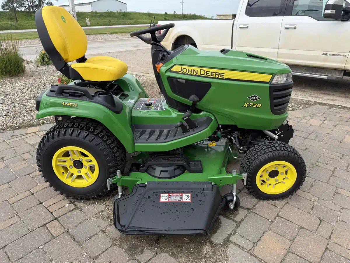 Photo de la Galerie 2 pour 2026 John Deere X739 Tracteur à pelouse