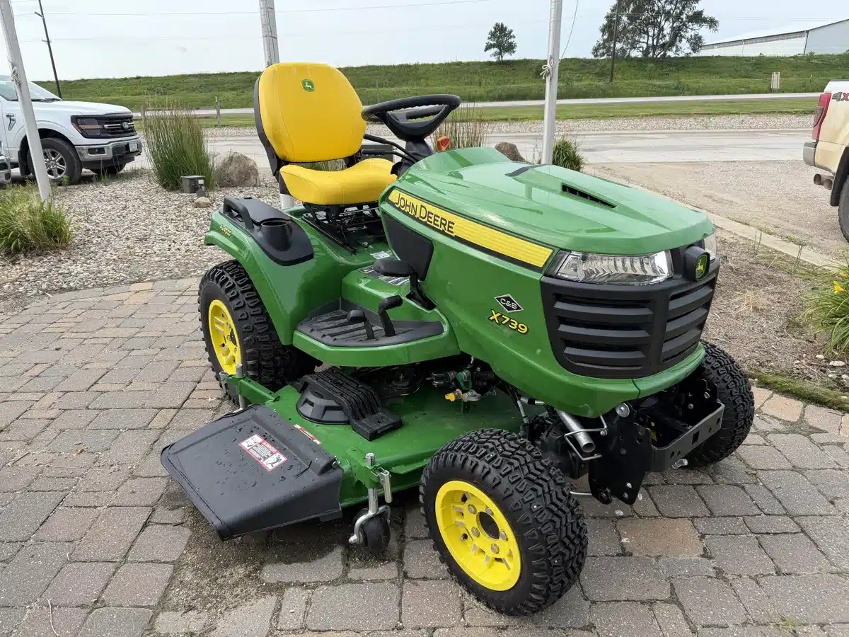 Photo de la Galerie 1 pour 2026 John Deere X739 Tracteur à pelouse