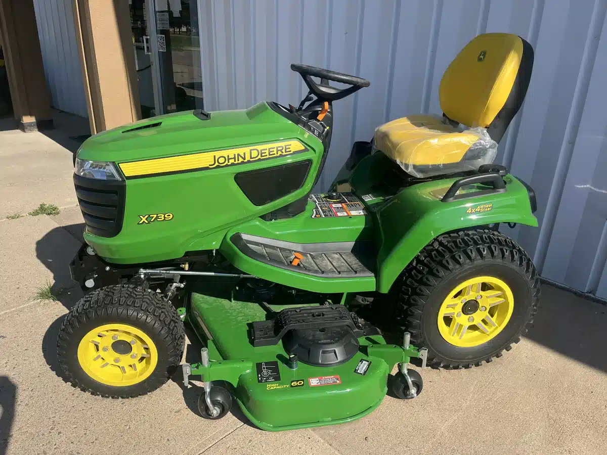 Photo de la Galerie 2 pour 2026 John Deere X739 Tracteur à pelouse