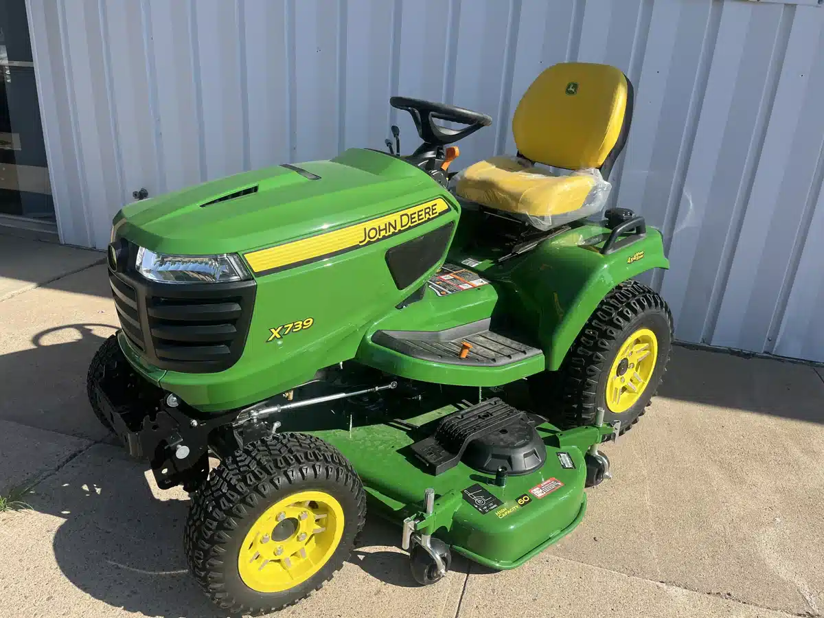 Photo de la Galerie 1 pour 2026 John Deere X739 Tracteur à pelouse