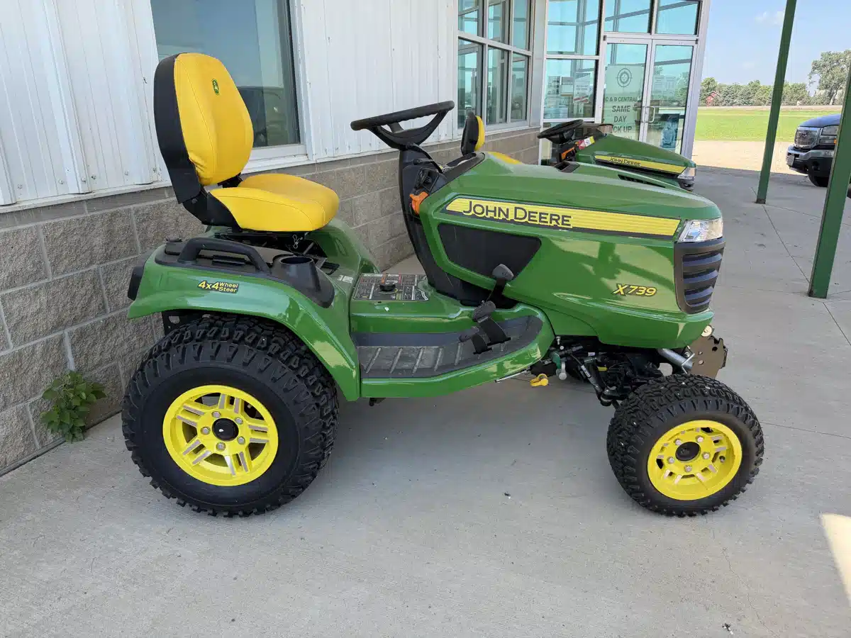 Photo de la Galerie 2 pour 2026 John Deere X739 Tracteur à pelouse
