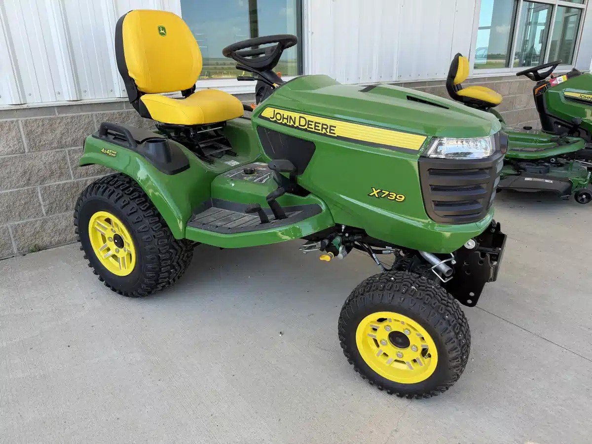 Photo de la Galerie 1 pour 2026 John Deere X739 Tracteur à pelouse