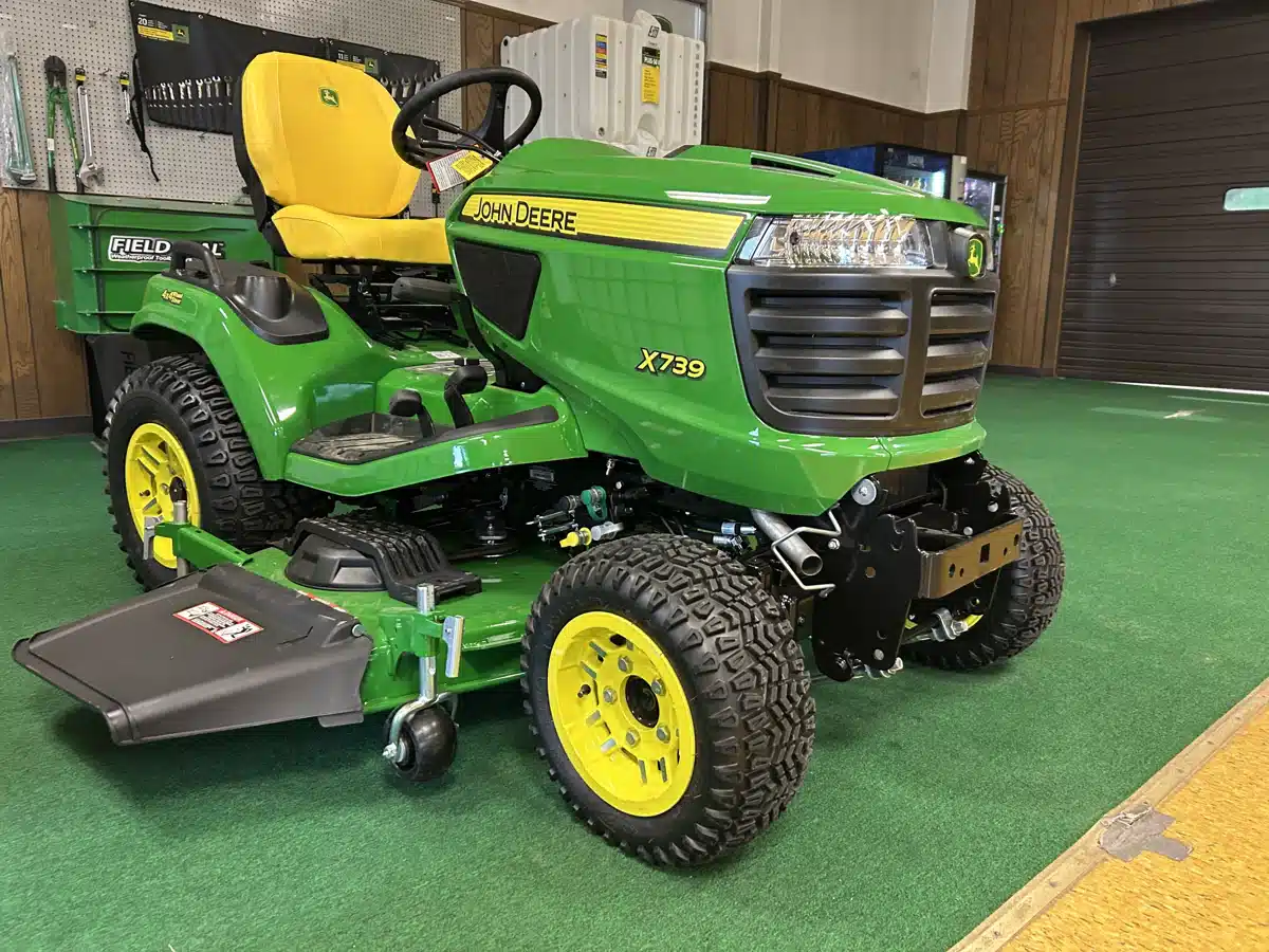 Photo de la Galerie 1 pour 2026 John Deere X739 Tracteur à pelouse