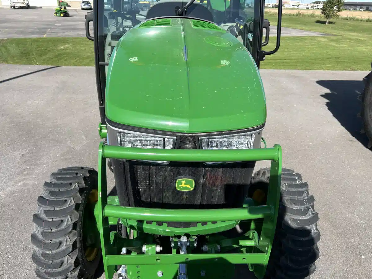 Photo de la Galerie 2 pour 2025 John Deere 3046R Tracteur