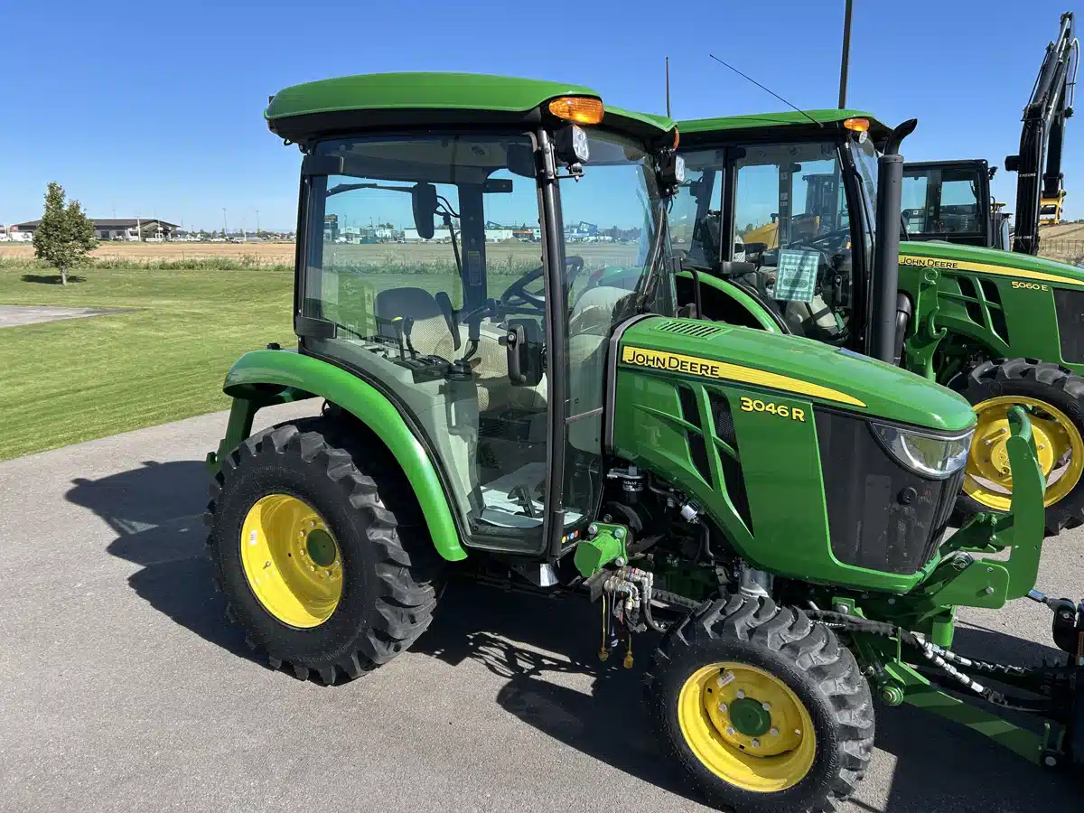 Photo de la Galerie 1 pour 2025 John Deere 3046R Tracteur