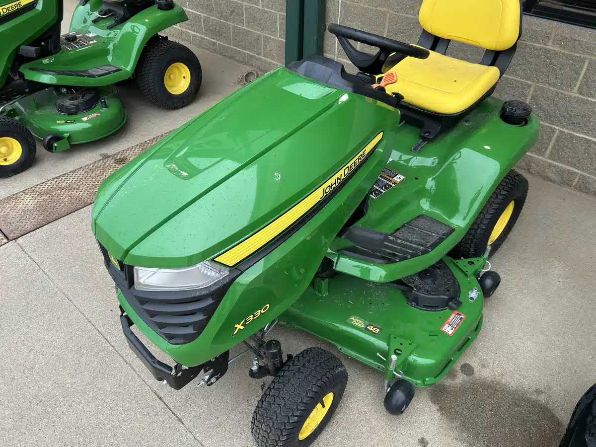 Photo de la Galerie 2 pour 2026 John Deere X330 Tracteur à pelouse