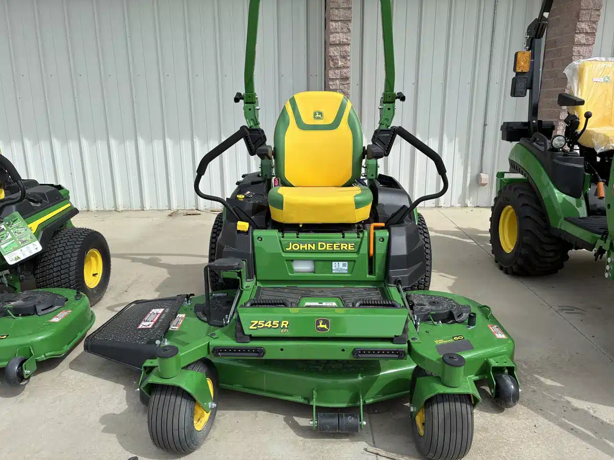 Photo de la Galerie 2 pour 2026 John Deere Z545R Tondeuse à rayon de braquage zéro