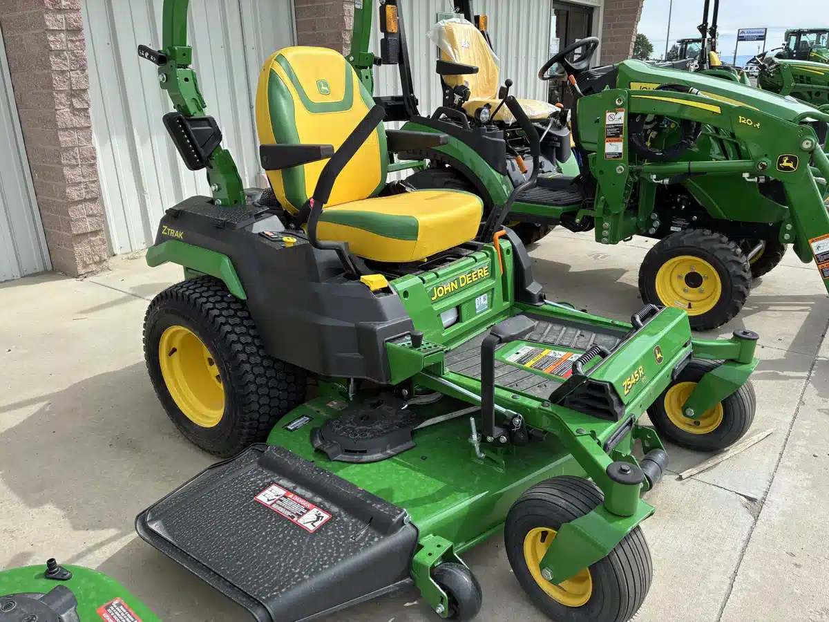 Photo de la Galerie 1 pour 2026 John Deere Z545R Tondeuse à rayon de braquage zéro