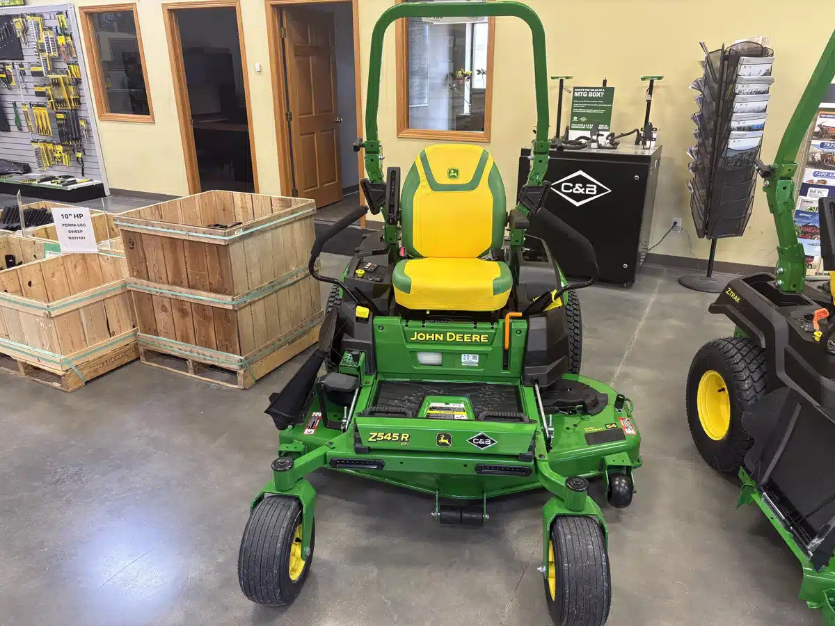 Photo de la Galerie 1 pour 2026 John Deere Z545R Tondeuse à rayon de braquage zéro