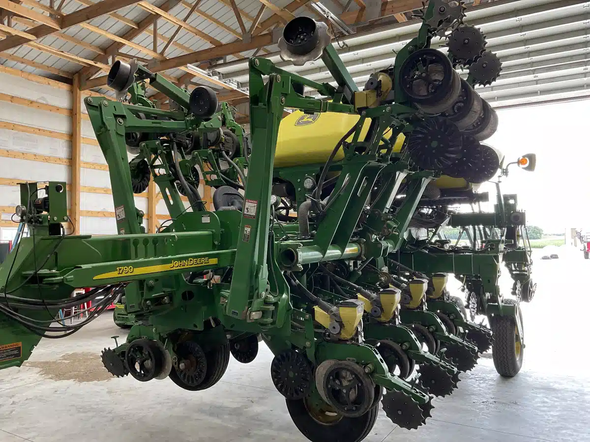 Gallery image 1 for 2009 John Deere 1790 Planter