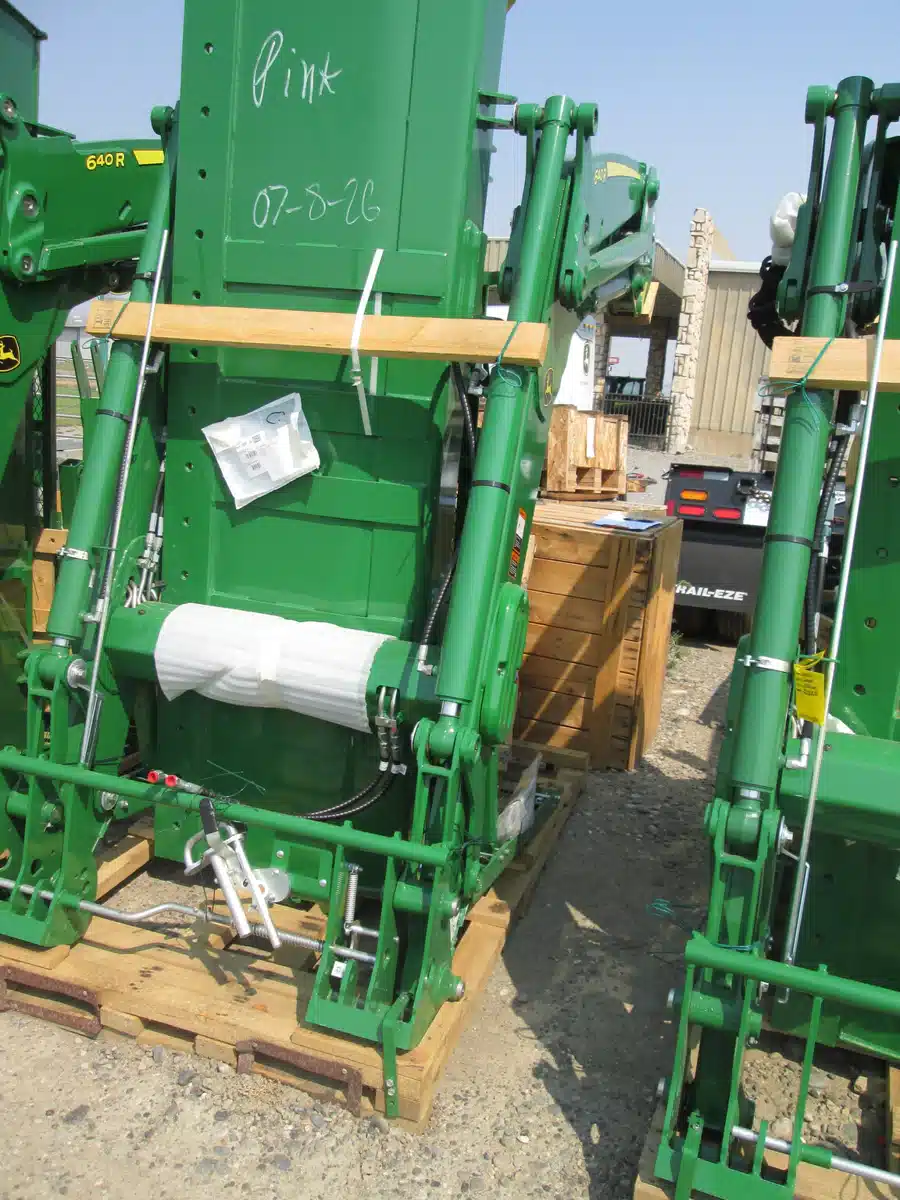 Photo de la Galerie 2 pour 2026 John Deere 640R chargeur frontal