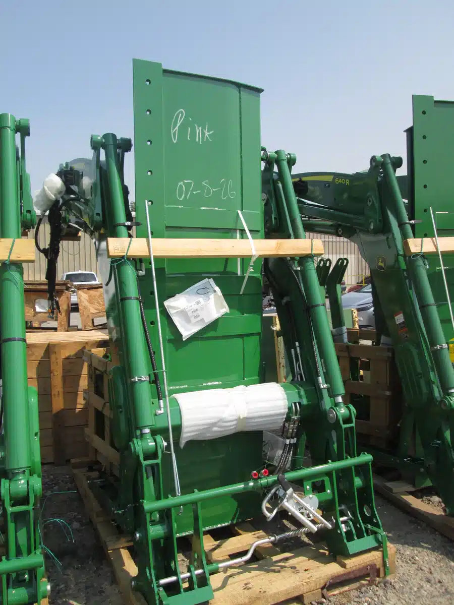 Photo de la Galerie 1 pour 2026 John Deere 640R chargeur frontal