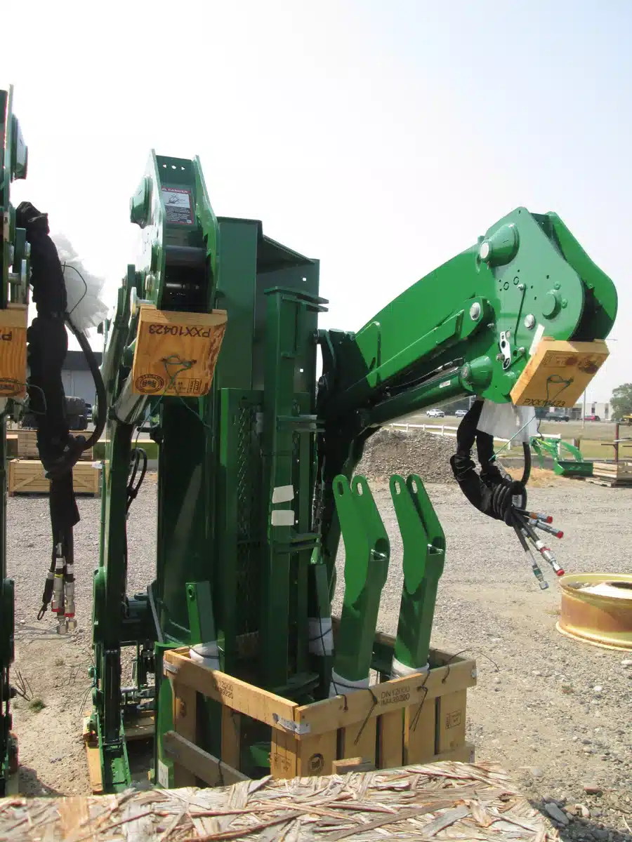 Gallery image 2 for 2026 John Deere 640R Front End Loader