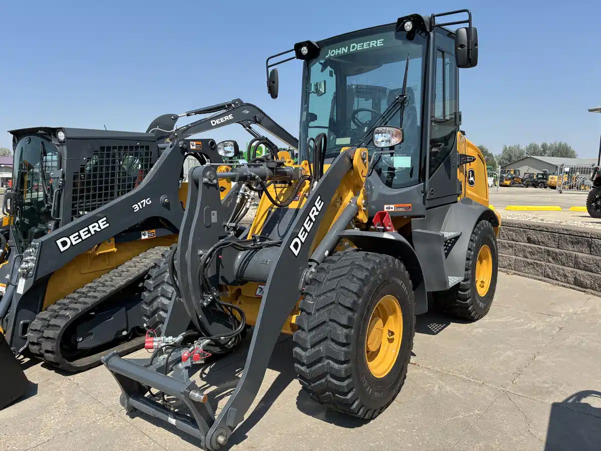 Photo de la Galerie 2 pour 2026 John Deere 244P Tracteur avec chargeur