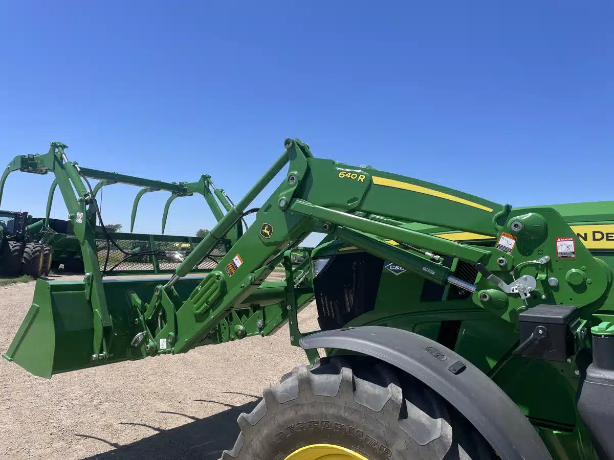 Photo de la Galerie 1 pour 2026 John Deere 640R chargeur frontal