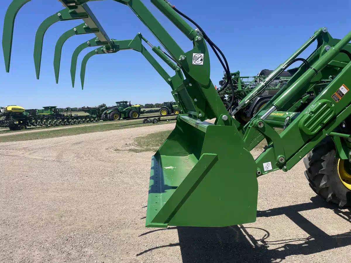 Photo de la Galerie 2 pour 2026 John Deere 640R chargeur frontal