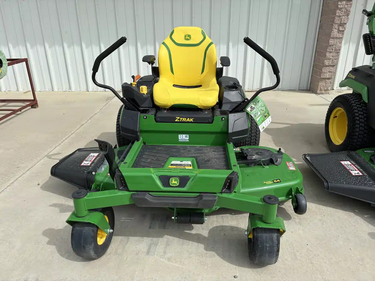 Gallery image 1 for 2026 John Deere Z330R Mower - Zero Turn