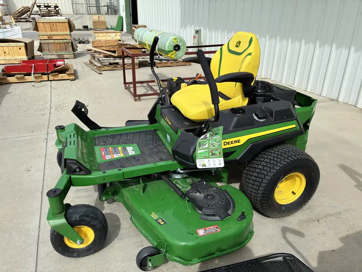 Gallery image 2 for 2026 John Deere Z330R Mower - Zero Turn