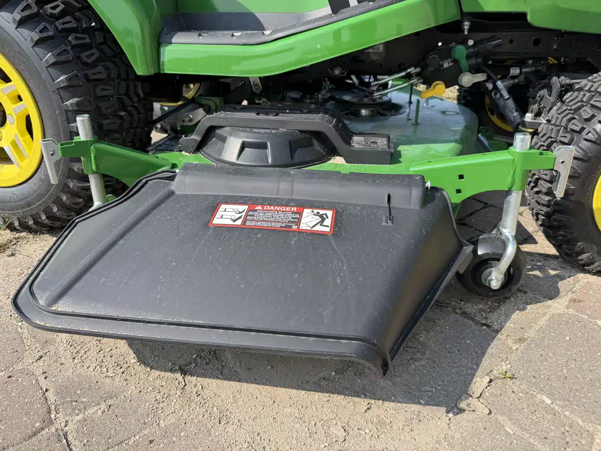 Photo de la Galerie 2 pour 2026 John Deere 60" High Capacity Mower Deck Accessoires