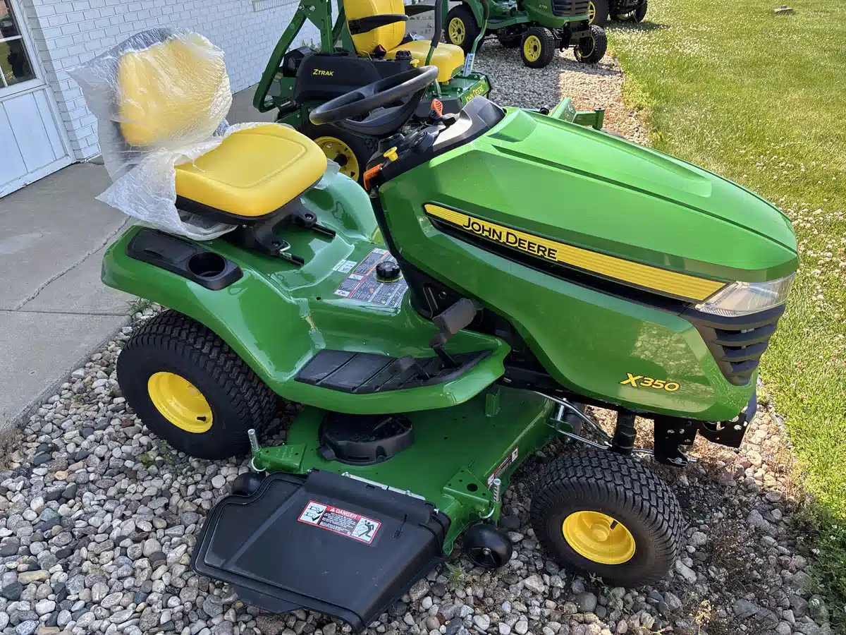 Photo de la Galerie 1 pour 2026 John Deere X350 Tracteur à pelouse