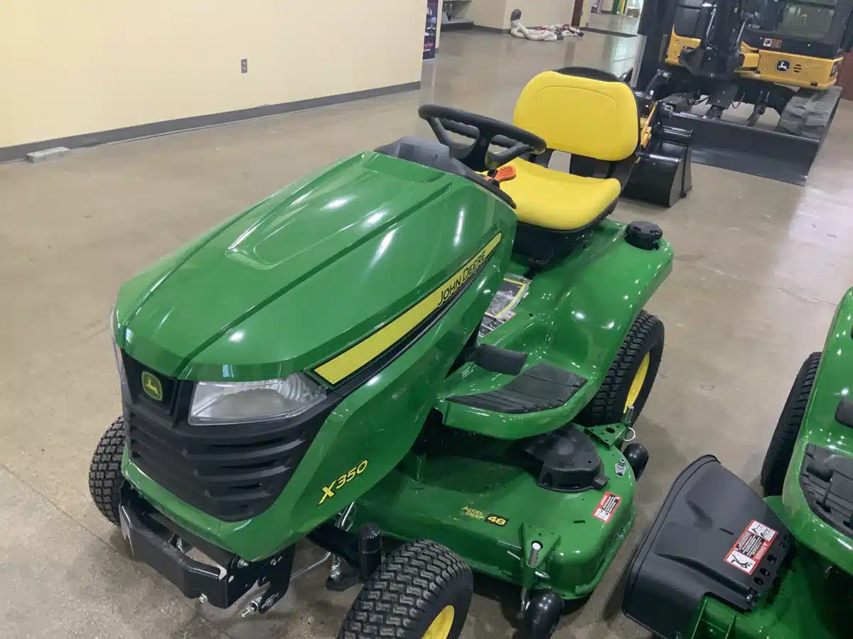 Photo de la Galerie 1 pour 2026 John Deere X350 Tracteur à pelouse