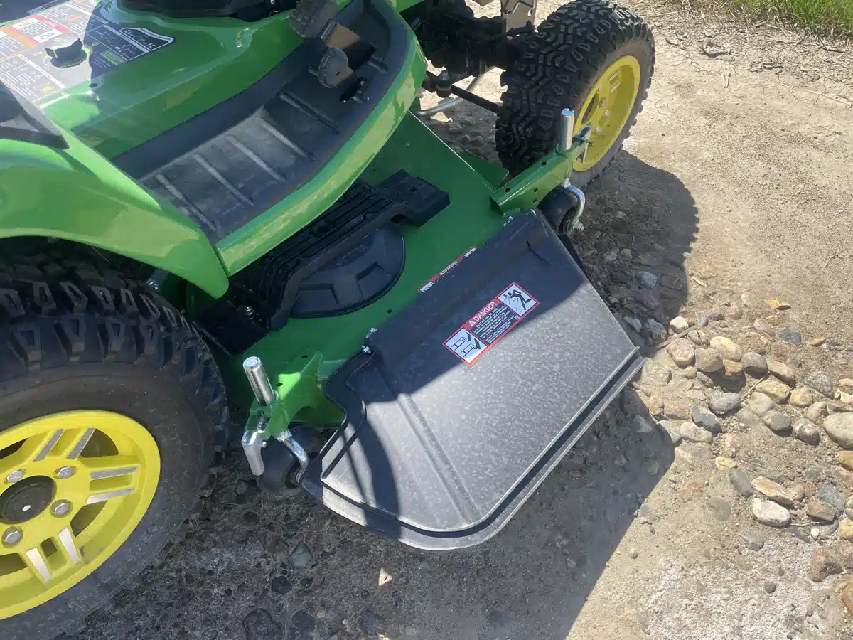 Photo de la Galerie 1 pour 2026 John Deere 60" High Capacity Mower Deck Accessoires