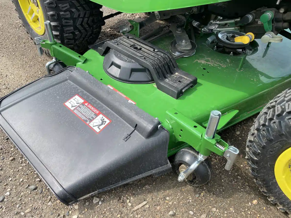 Photo de la Galerie 2 pour 2026 John Deere 60" High Capacity Mower Deck Accessoires de pelouse et de jardin