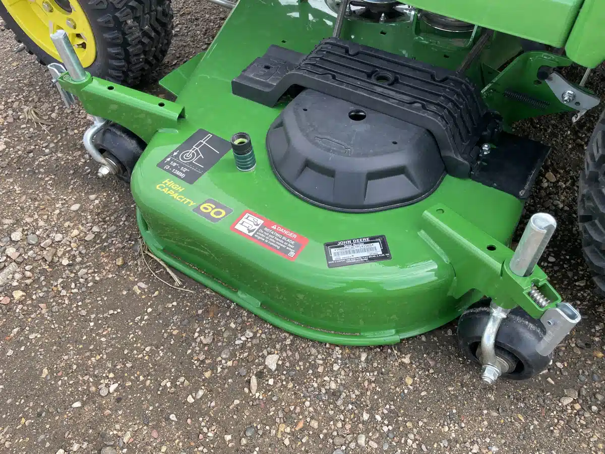 Photo de la Galerie 1 pour 2026 John Deere 60" High Capacity Mower Deck Accessoires de pelouse et de jardin