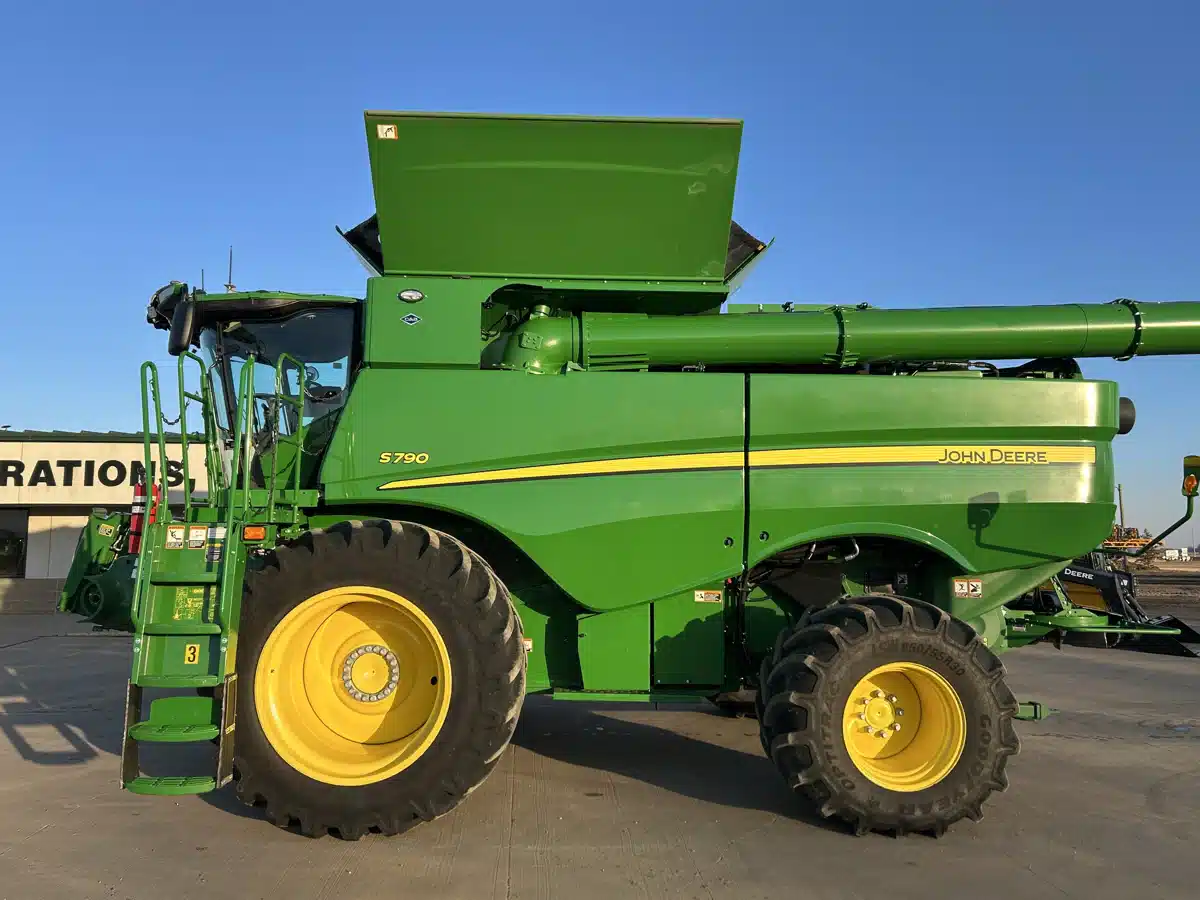 Gallery image 2 for 2023 John Deere S790 Combine