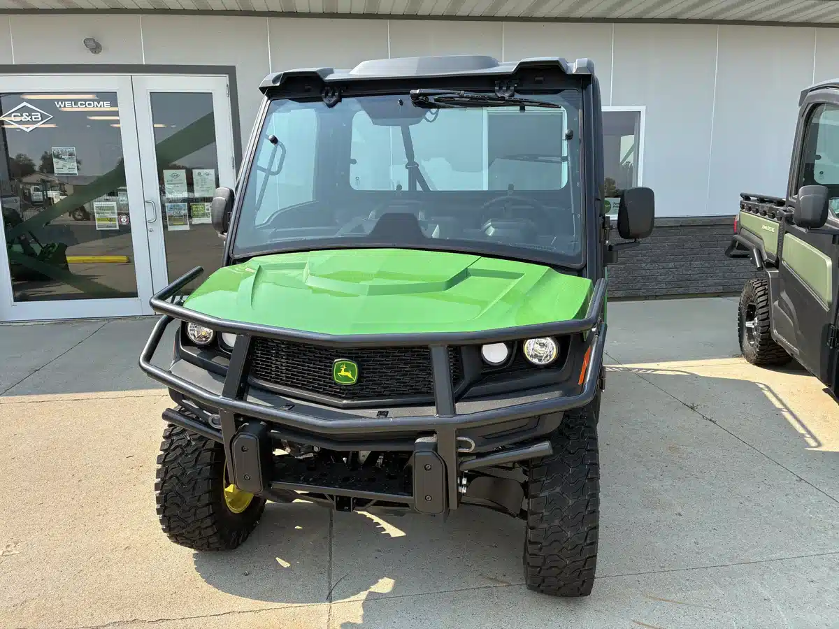 Photo de la Galerie 2 pour 2026 John Deere XUV 845M HVAC Cab Véhicule utilitaire
