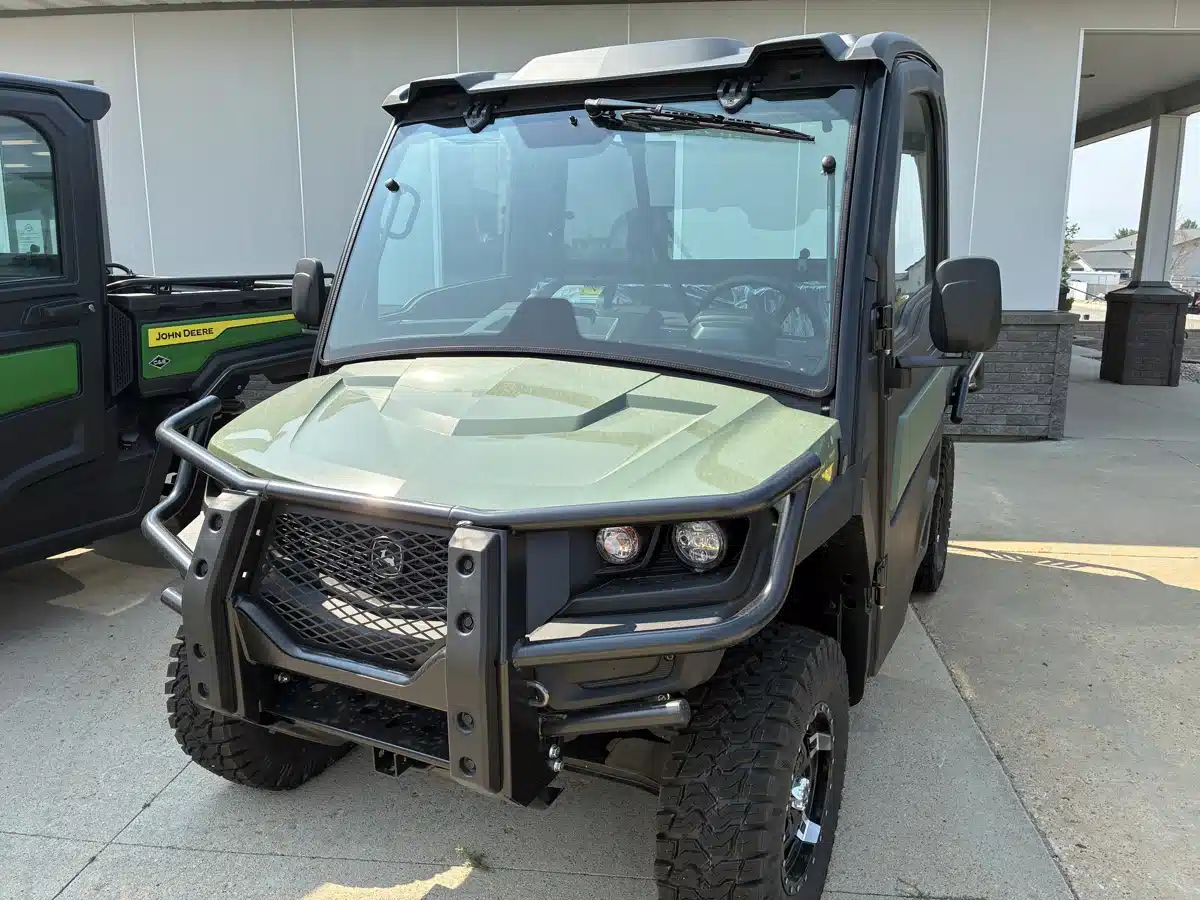 Photo de la Galerie 2 pour 2026 John Deere XUV 845M HVAC Cab Véhicule utilitaire