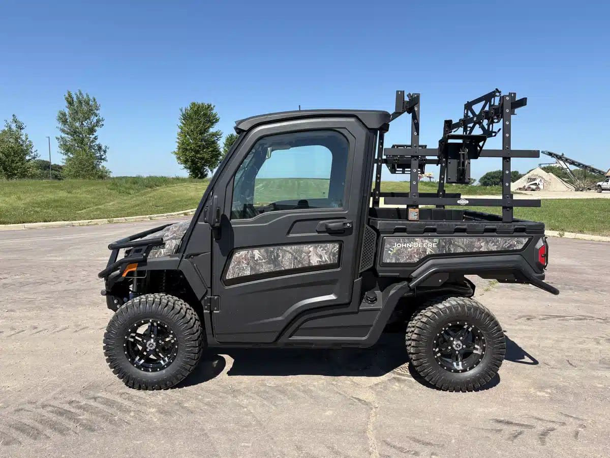 Photo de la Galerie 2 pour 2026 John Deere XUV 845M HVAC Cab Véhicule utilitaire