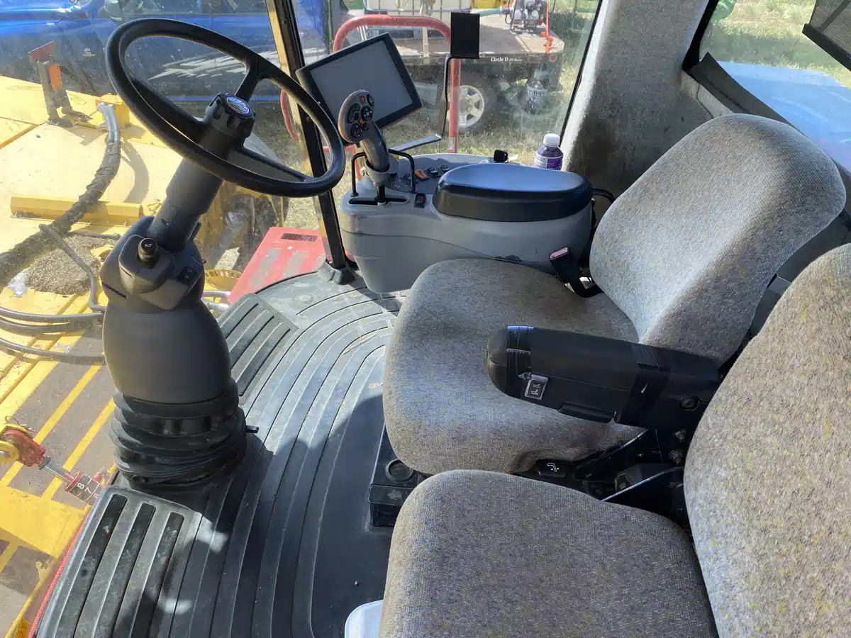 Gallery image 2 for 2014 New Holland SPEEDROWER 240 Windrower