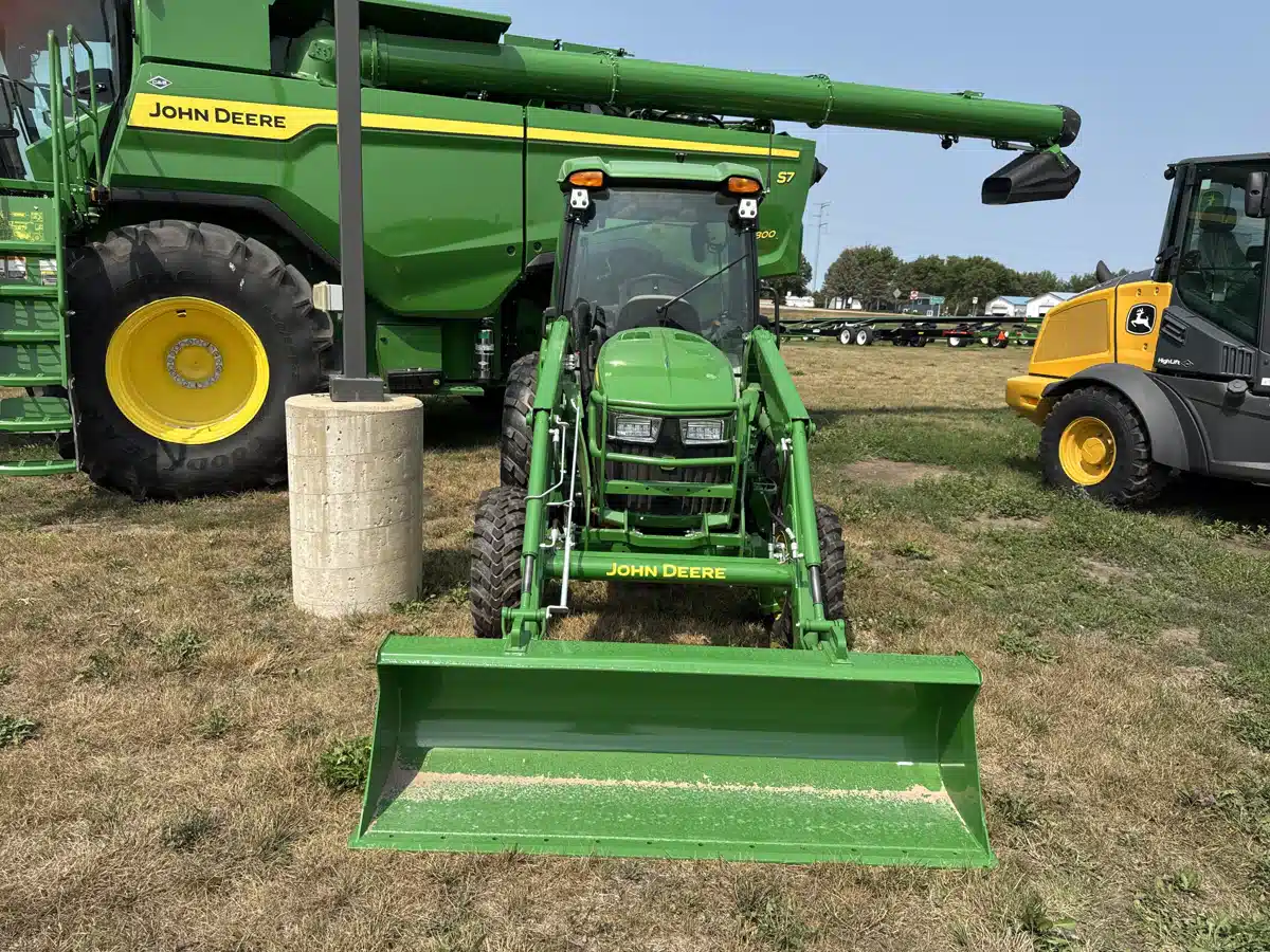 Gallery image 1 for 2026 John Deere 4052R Tractor