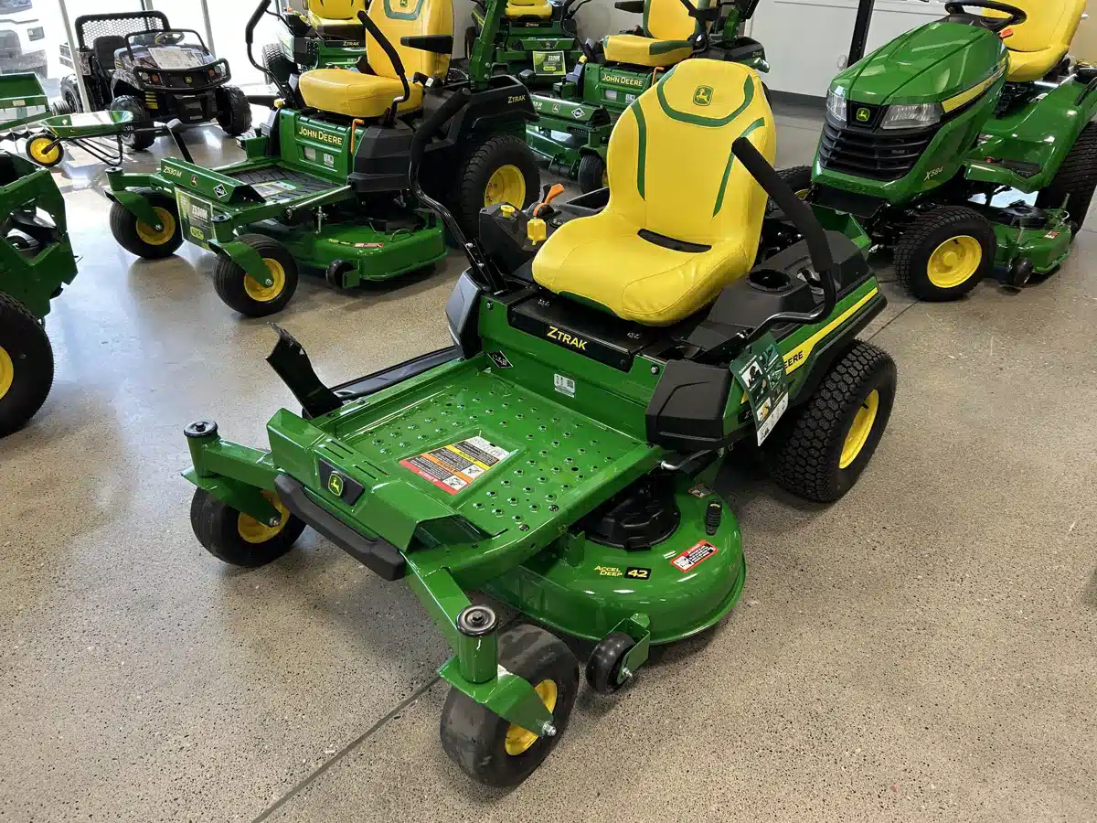 Gallery image 1 for 2026 John Deere Z320M Mower - Zero Turn