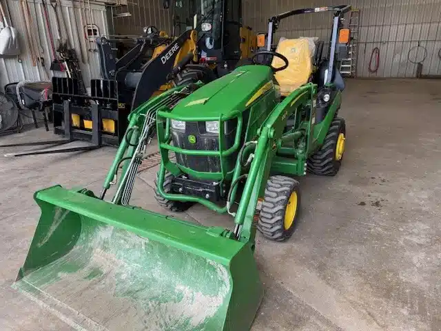 Photo de la Galerie 2 pour 2021 John Deere 1025R Tracteur