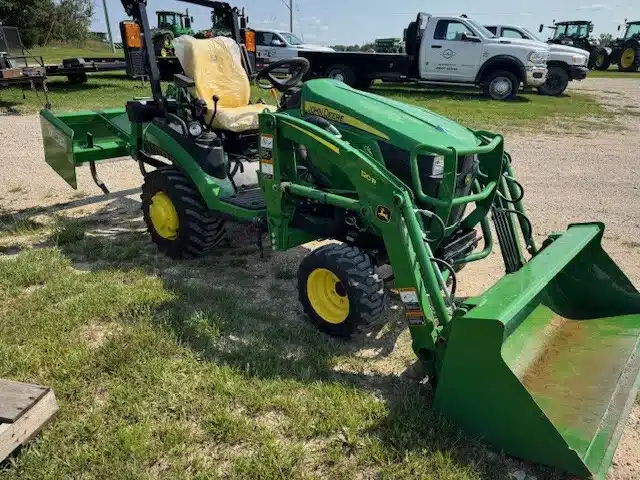 Photo de la Galerie 1 pour 2021 John Deere 1025R Tracteur